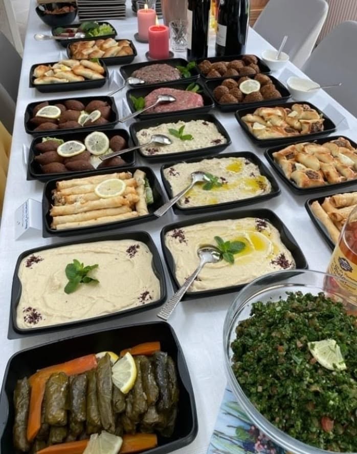 Buffet de mezzés libanais préparé pour un événement de 30 personnes