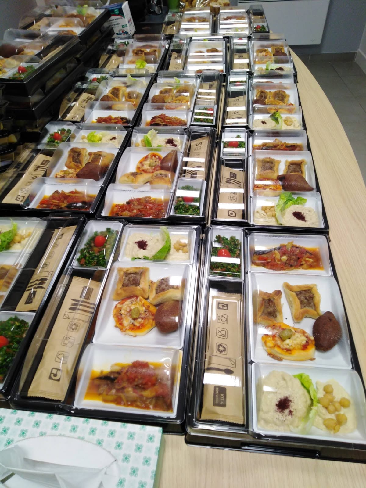 Plateaux-repas libanais préparés pour une réception de 80 personnes